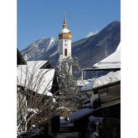 On The Loisachuferweg 加爾米施-帕滕基興