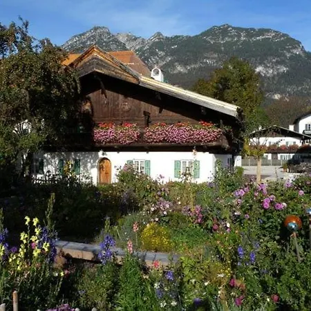 On The Loisachuferweg * 加爾米施-帕滕基興